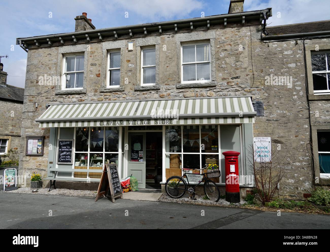Clapham Village Store, un'impresa gestita dalla comunità. Foto Stock
