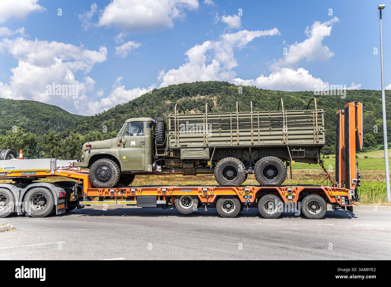 Bratislava , Slovacchia - 7 luglio 2023: Trasportatore di autocarri militari 8 Wheeler. Foto Stock