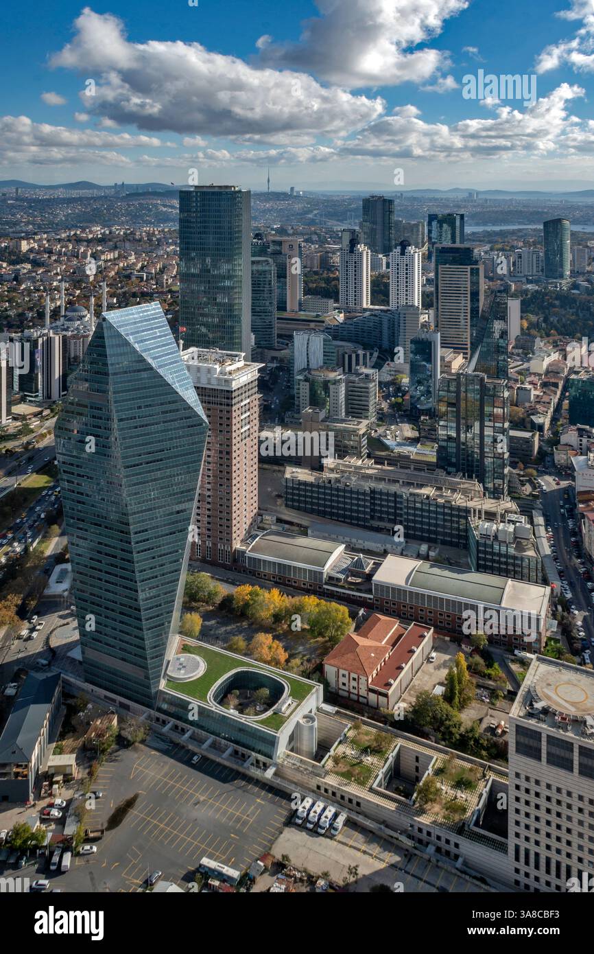 Splendida vista aerea dell'area finanziaria di Levent nel quartiere Besiktas di Istanbul, Turchia. Foto Stock