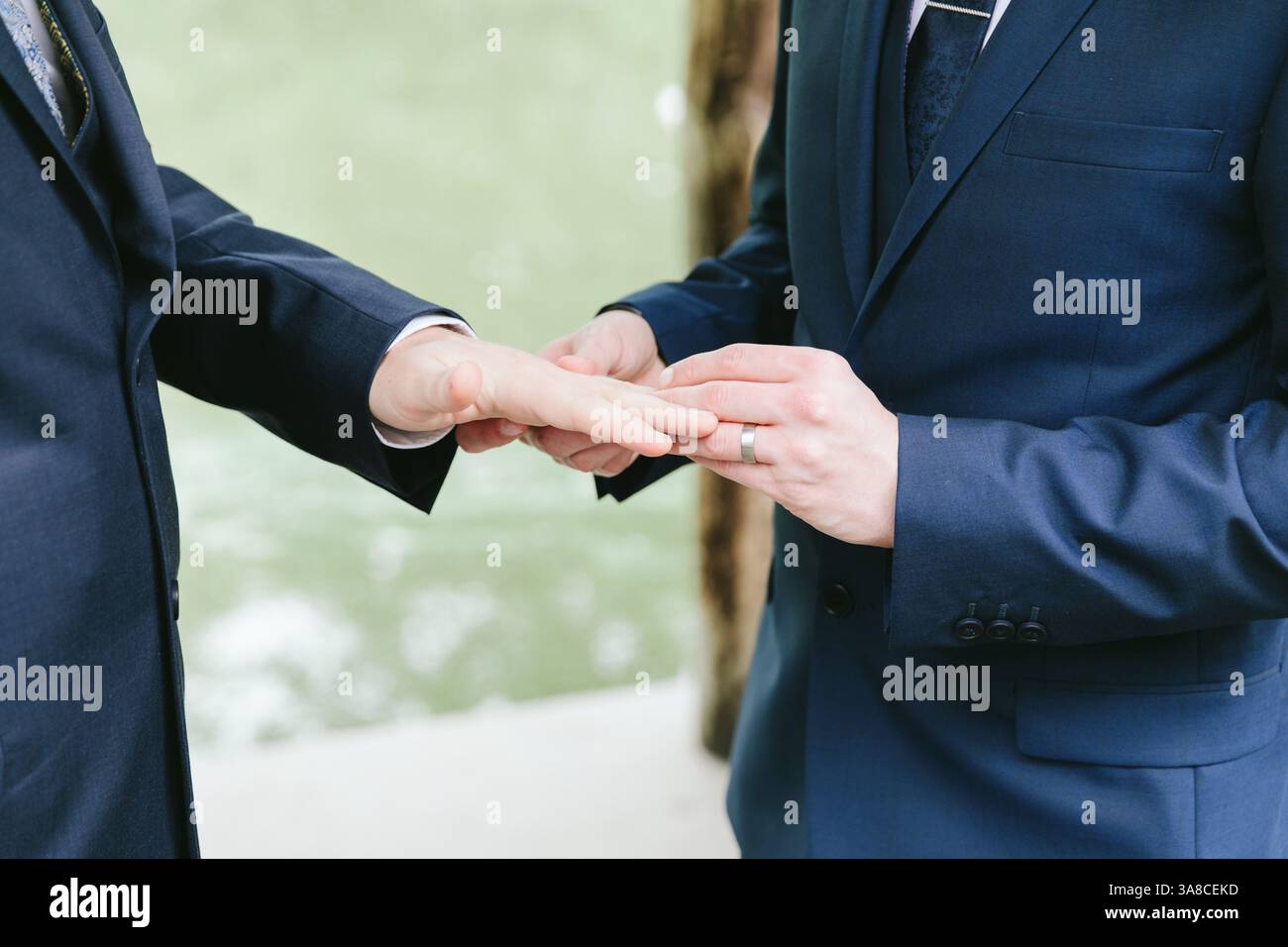 Due persone si scambiano le nozze in una tranquilla location all'aperto, circondata dalla natura e dalla tranquillità. Foto Stock