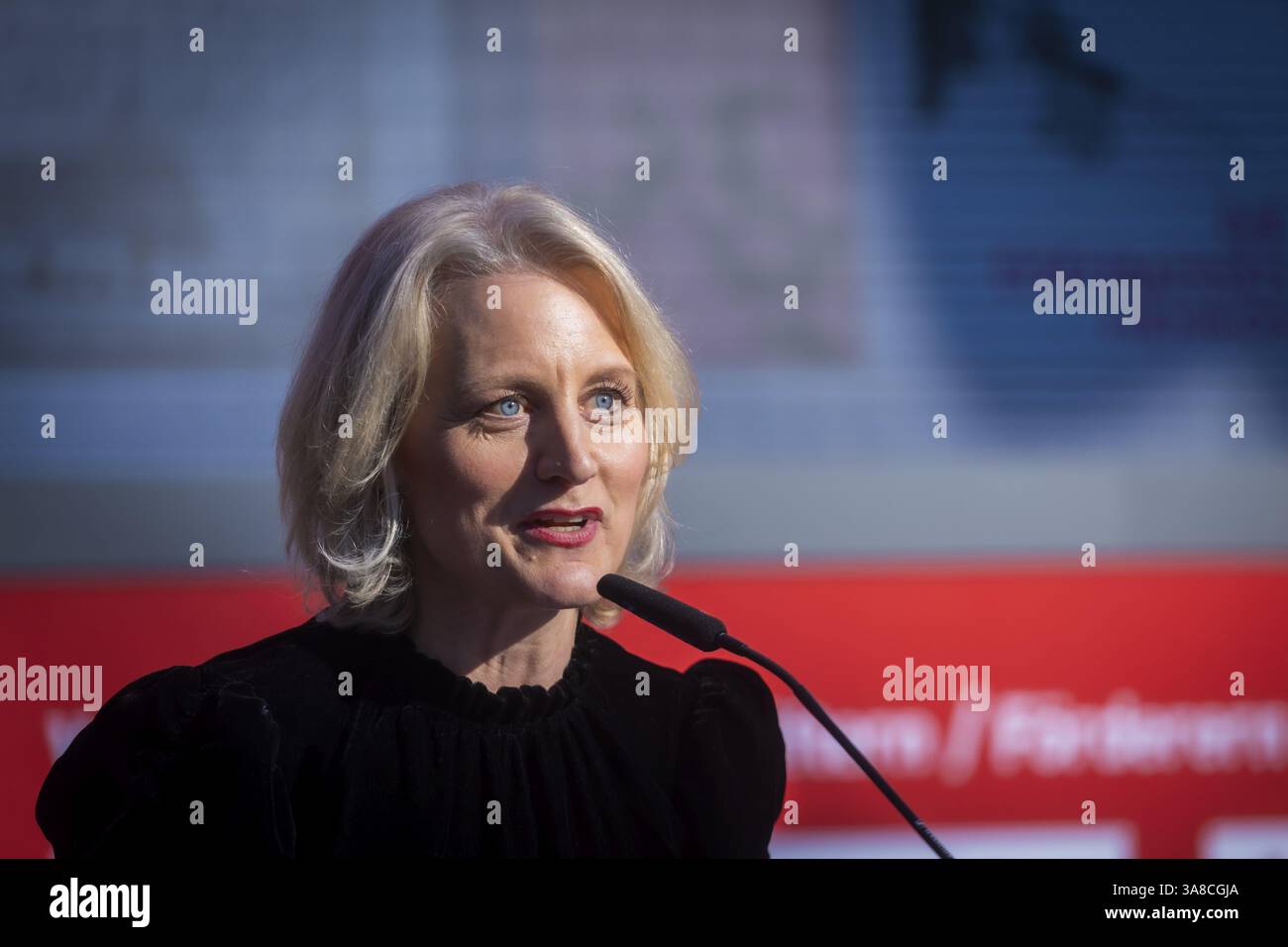 Alla nuova fiera, 2 040 espositori provenienti da 45 paesi presenteranno le innovazioni di quest'anno. Il motto della fiera di quest'anno è parole Move Worlds . Foto Stock