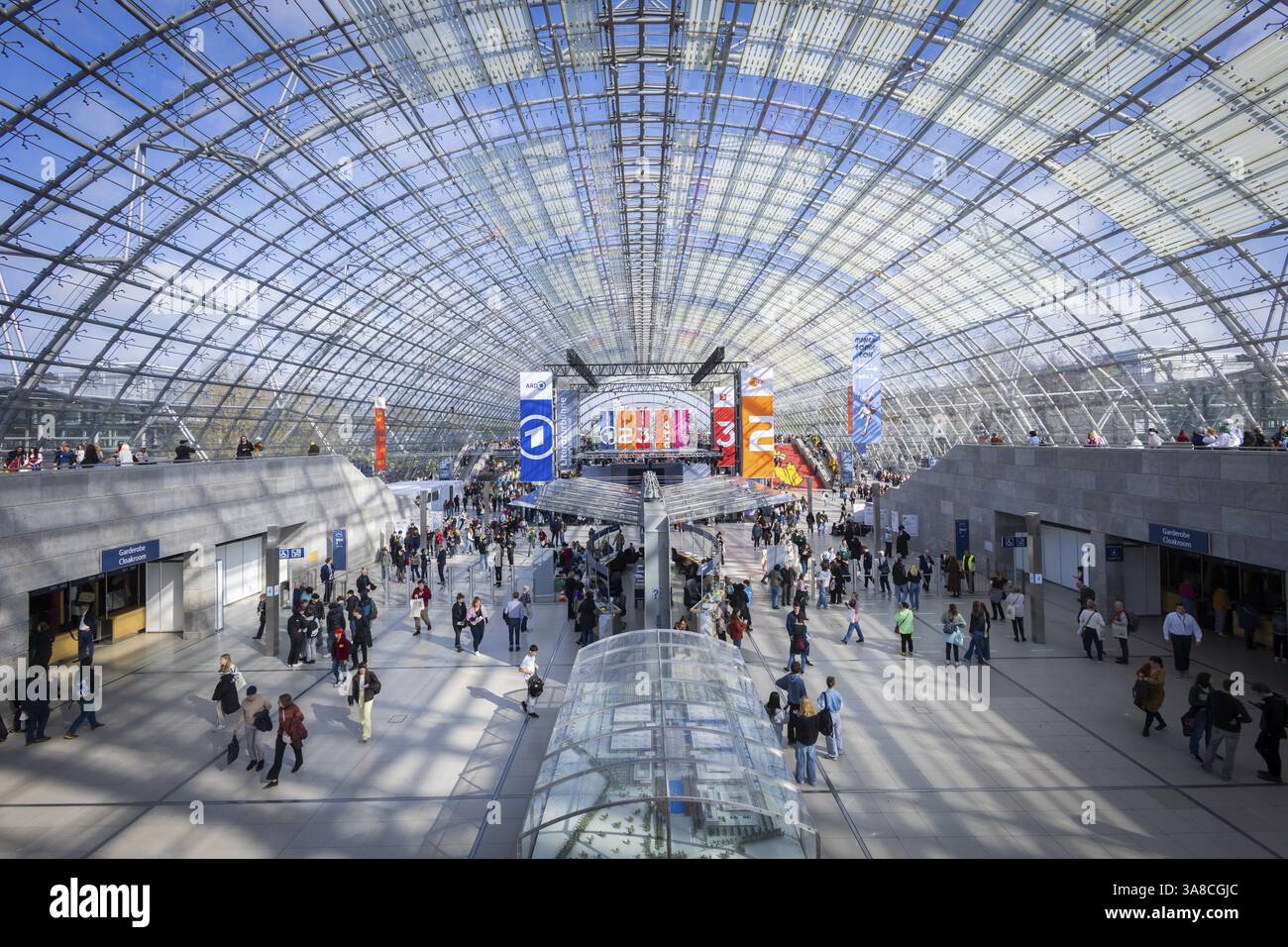 Alla nuova fiera, 2 040 espositori provenienti da 45 paesi presenteranno le innovazioni di quest'anno. Il motto della fiera di quest'anno è parole Move Worlds . Foto Stock