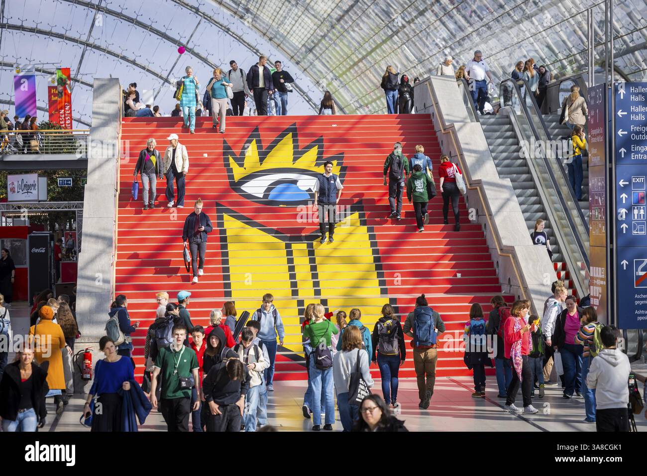 Alla nuova fiera, 2 040 espositori provenienti da 45 paesi presenteranno le innovazioni di quest'anno. Il motto della fiera di quest'anno è parole Move Worlds . Foto Stock