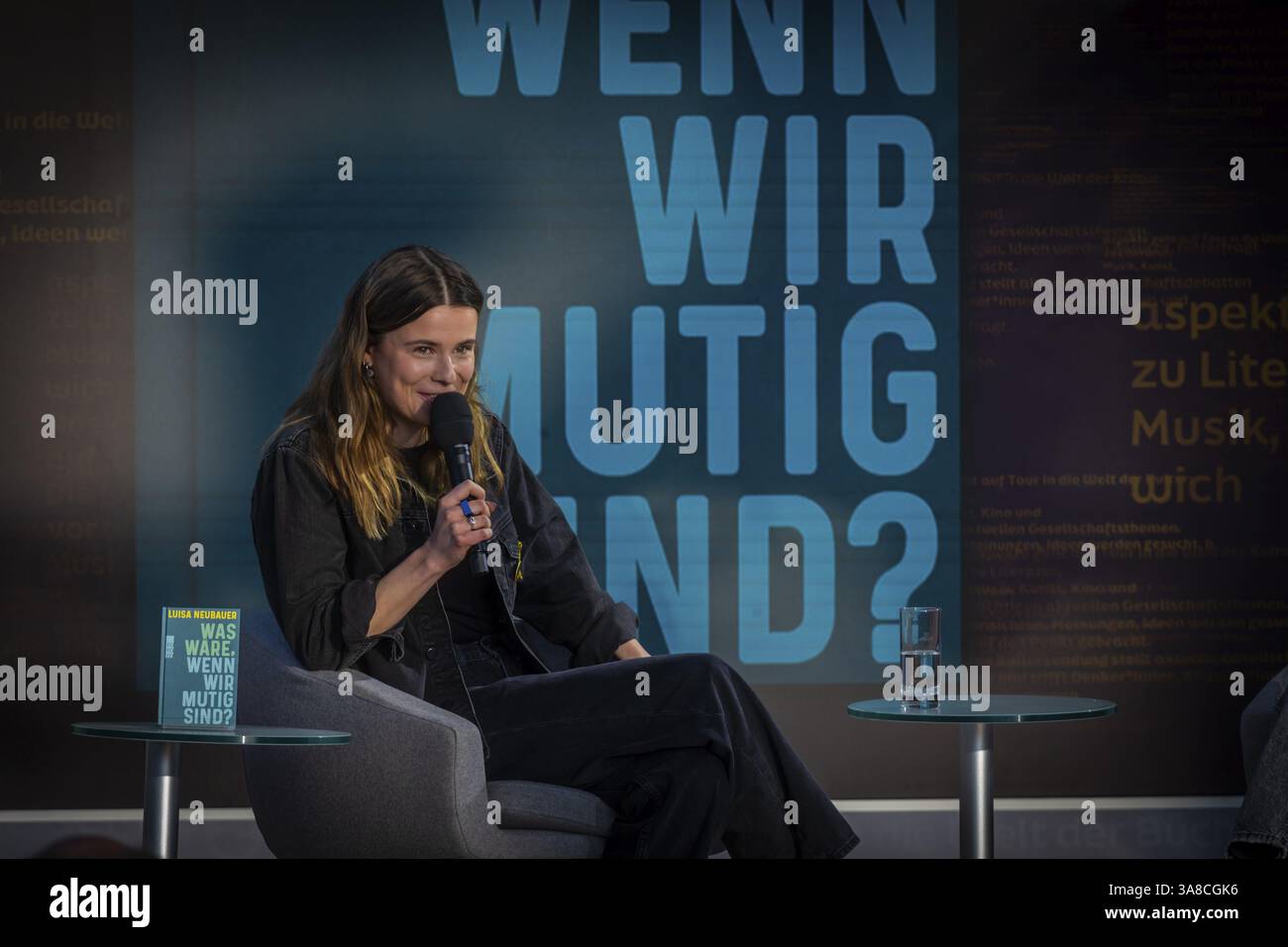 Alla nuova fiera, 2 040 espositori provenienti da 45 paesi presenteranno le innovazioni di quest'anno. Il motto della fiera di quest'anno è parole Move Worlds . Foto Stock