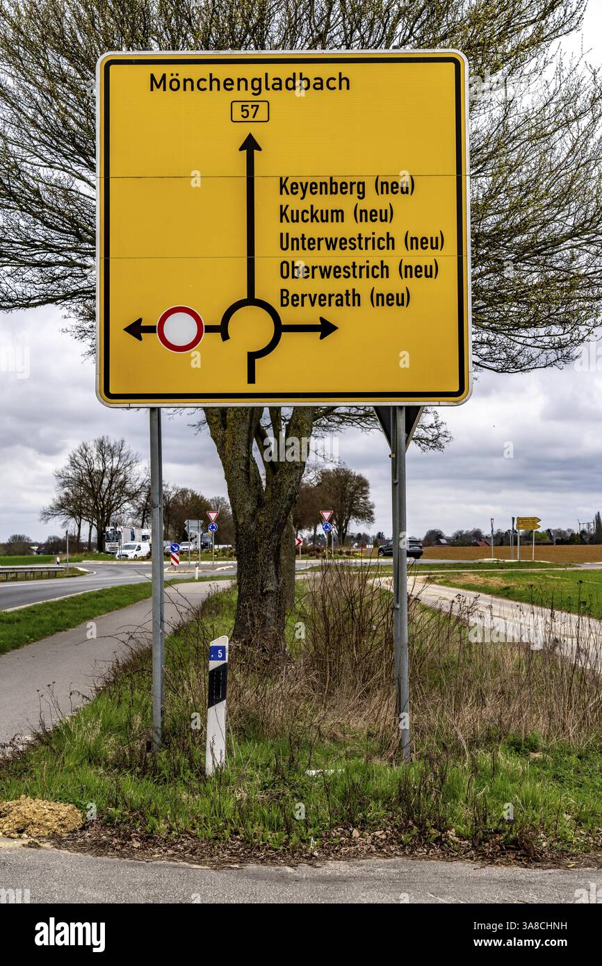 Segnaletica per i siti di reinsediamento dei 5 villaggi dall'area mineraria a cielo aperto Garzweiler II, Keyenberg, Kuckum, Oberwestrich, Unterwestri Foto Stock