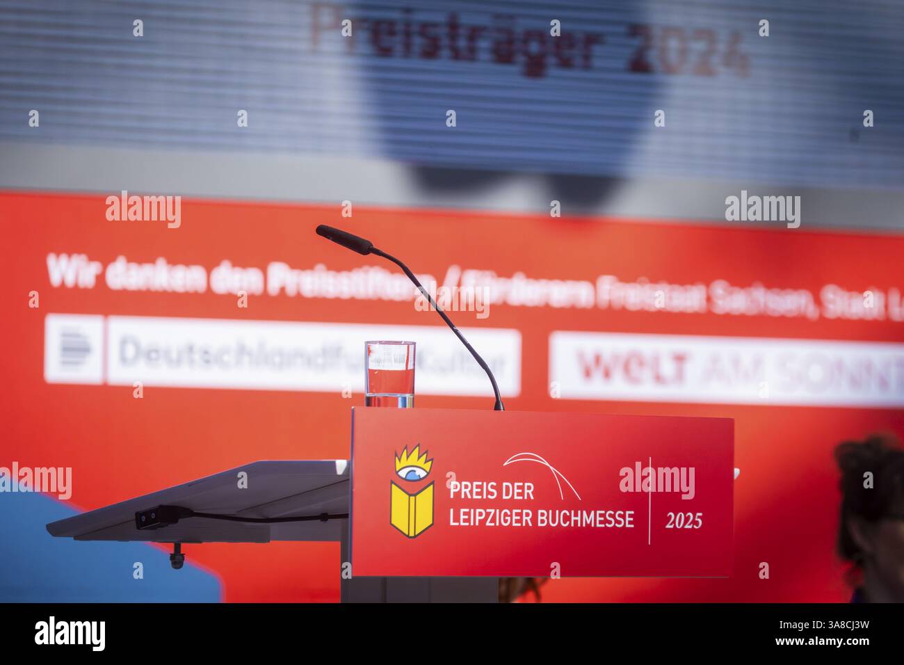 Alla nuova fiera, 2 040 espositori provenienti da 45 paesi presenteranno le innovazioni di quest'anno. Il motto della fiera di quest'anno è parole Move Worlds . Foto Stock