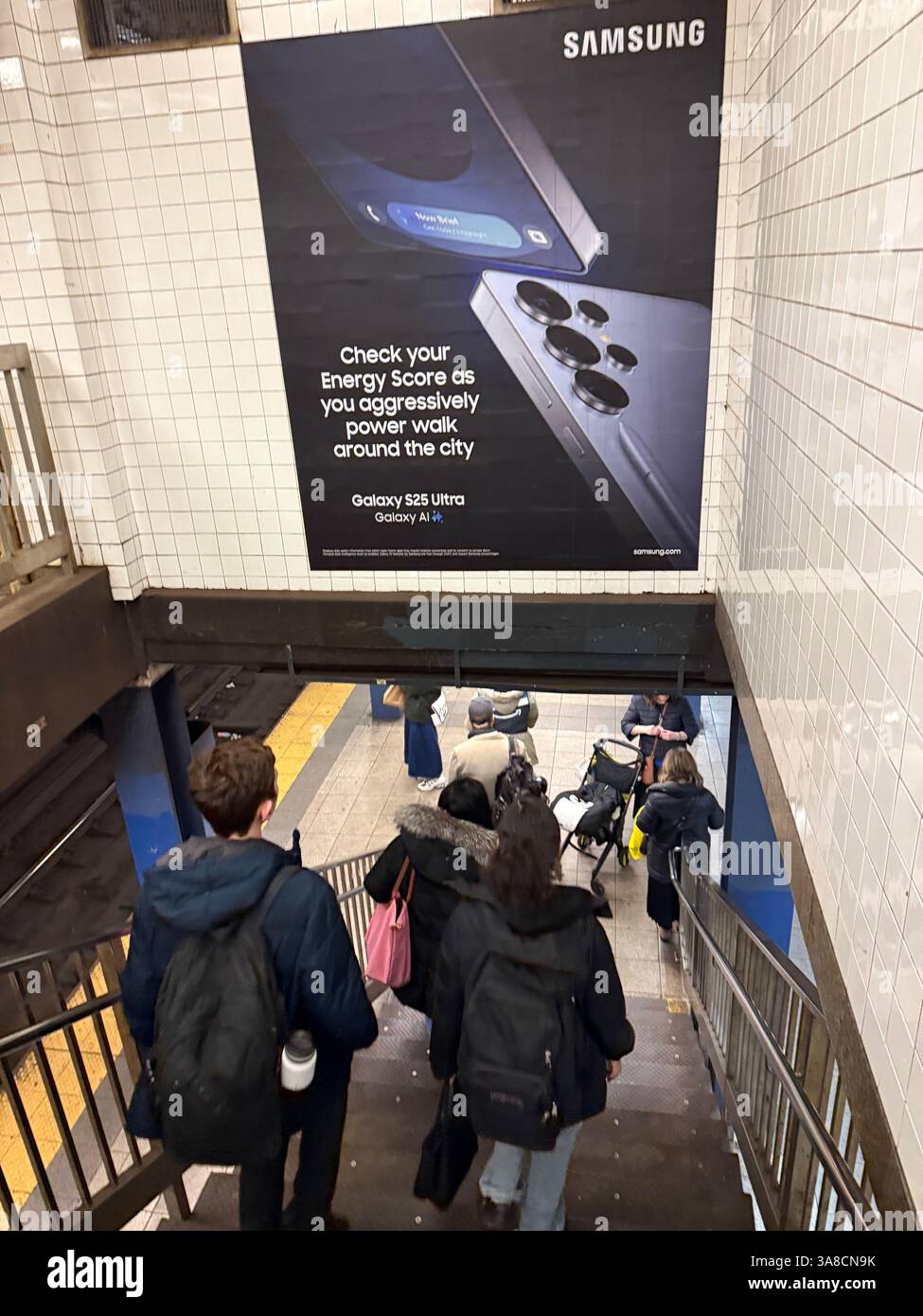 Pubblicità telefonica Samsung alla stazione della metropolitana Broadway/Lafayette a Manhattan, New York City. Foto Stock