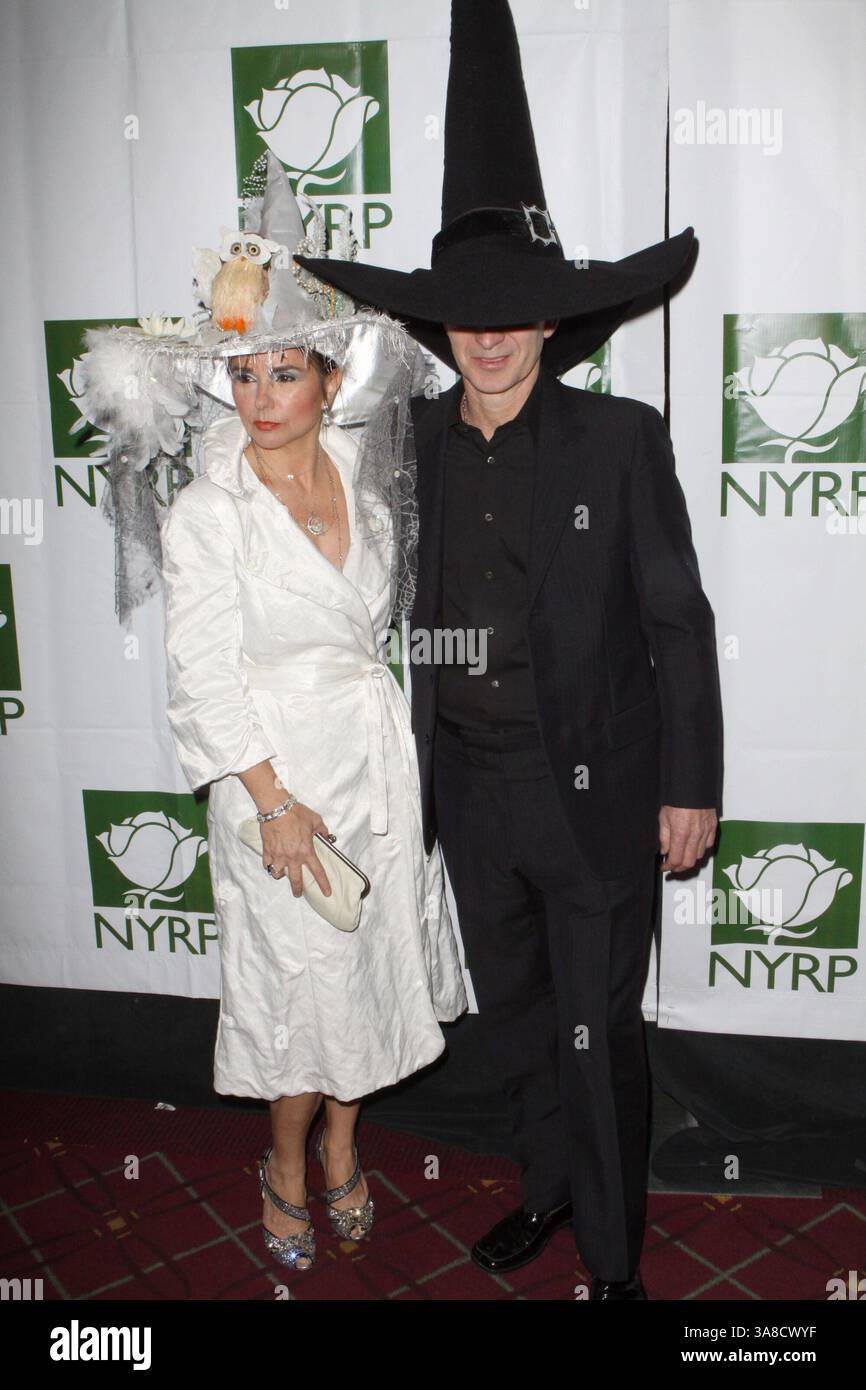 31 ottobre 2008 - New York, New York, Stati Uniti - 31 ottobre 2008 - New York, NY - John McEnroe e la moglie Patti Smyth. 13th Annual Bette Midler's New York Restoration Project's Hulaween Gala tenutosi al Waldorf-Astoria. Foto: Paul Zimmerman/AdMedia Foto Stock