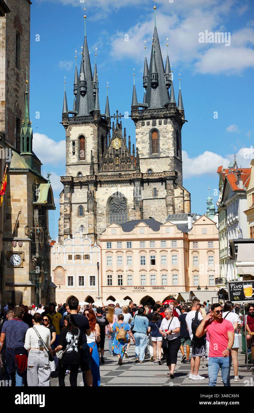 Praga, Repubblica Ceca, 22 giugno 2024: Piazza della città vecchia piena di turisti in una giornata di sole chiaro, due torri della Chiesa di nostra Signora prima di Tyn Foto Stock