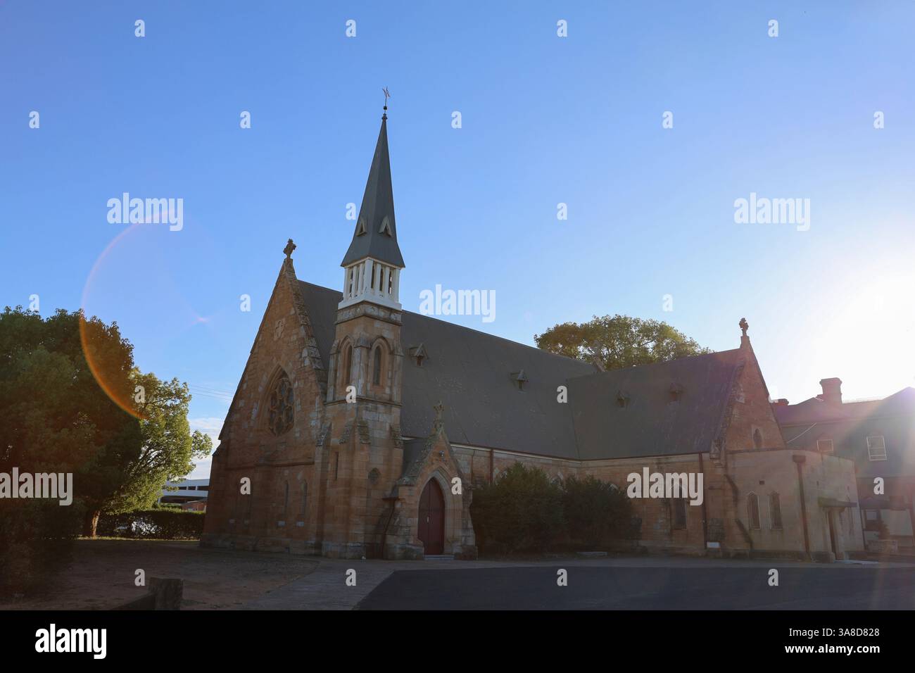 L'originale chiesa cattolica romana di St Brigid è un edificio in pietra arenaria, in stile neogotico eretto nel 1874 a Dubbo, nuovo Galles del Sud, Australia Foto Stock