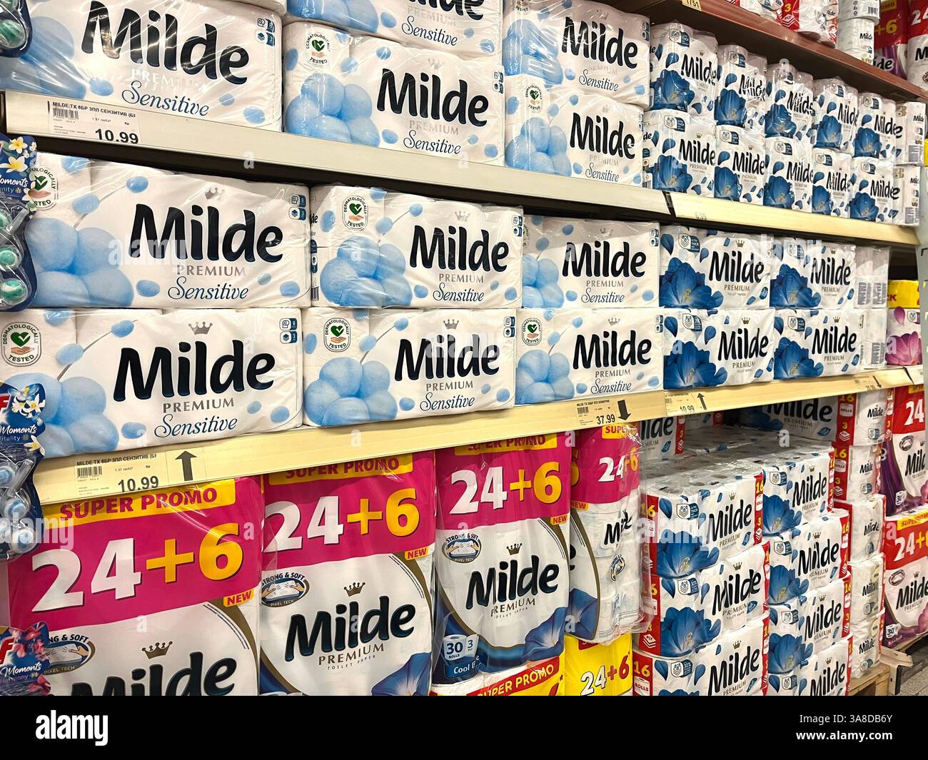 Carta igienica Milde, supermercato della carta igienica, shopping, consumismo, superstore, scaffale per supermercati, scaffale per supermercati, articoli per la casa, imballaggio Foto Stock