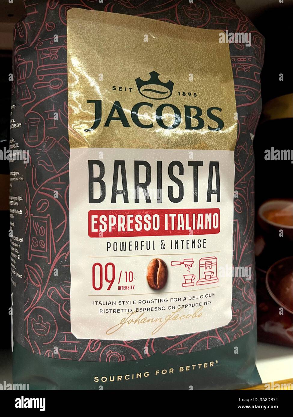 Caffè Jacobs, barista Jacobs, confezione da caffè, confezione da caffè, espresso Italiano, shopping, consumismo, scaffale del supermercato, negozio di alimentari, vendita al dettaglio, memorizzare - Immagine stock catturata con smartphone Caffè Jacobs, barista Jacobs, confezione da caffè, confezione da caffè, espresso Italiano, shopping, consumismo, scaffale del supermercato, negozio di alimentari, vendita al dettaglio, memorizzare - Immagine stock catturata con smartphone