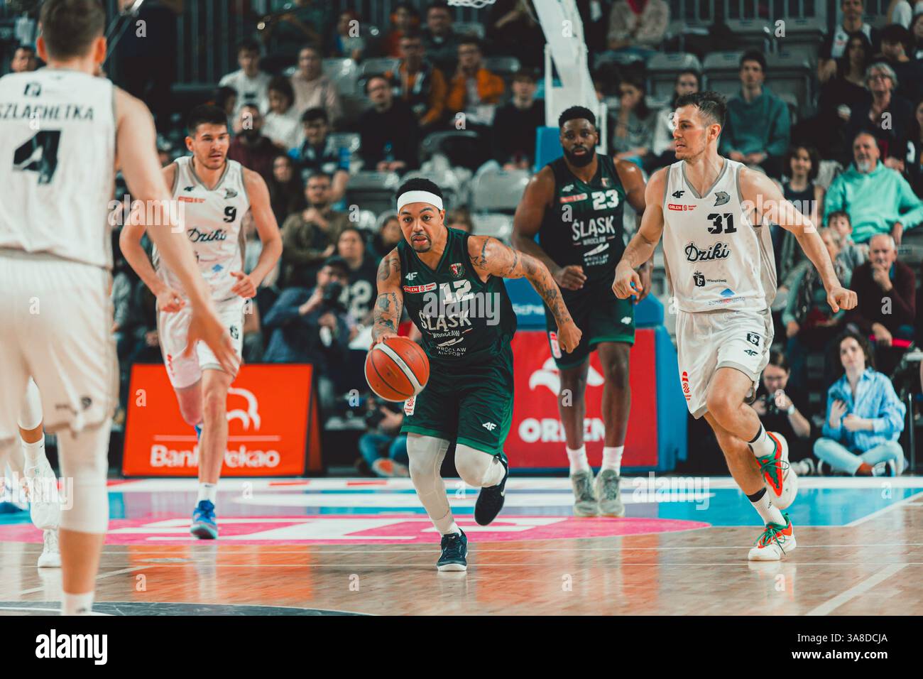 Justin Robinson (nel mezzo) durante la partita della Lega polacca di pallacanestro tra Dziki Warszawa e Slask Wrocław Foto Stock