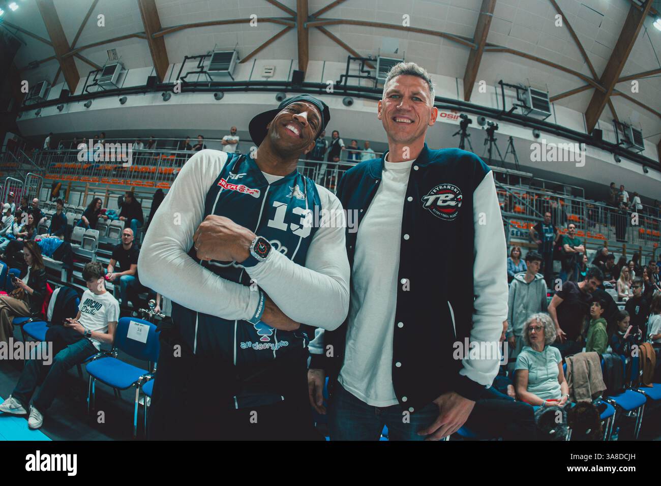 Cezary Trybański e Jerome Williams durante le partite della Lega polacca di pallacanestro tra Dziki Warszawa e Śląsk Wrocław Foto Stock