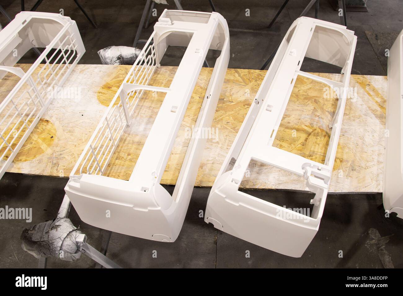 Officina di verniciatura, dove gli alloggiamenti del condizionatore d'aria sono disposti su tavoli per la verniciatura, officina Foto Stock