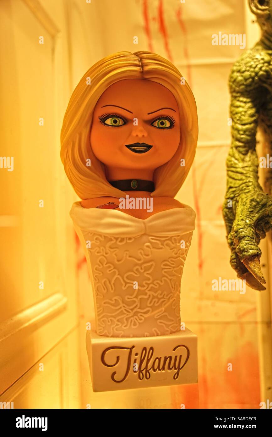 Tiffany Valentine della serie di giochi per bambini mostrata come un fiore all'occhiello in un negozio locale che vende oggetti di scena di Halloween Foto Stock