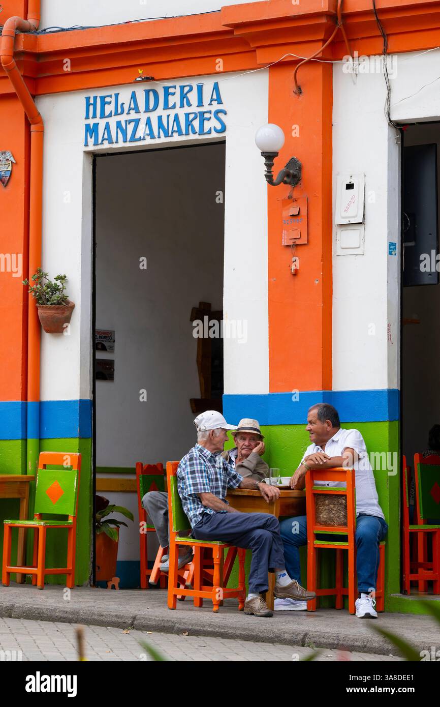 Ritratto sincero di un gruppo di tre anziani seduti su sedie colorate, Jardin, Antioquia, Colombia Foto Stock