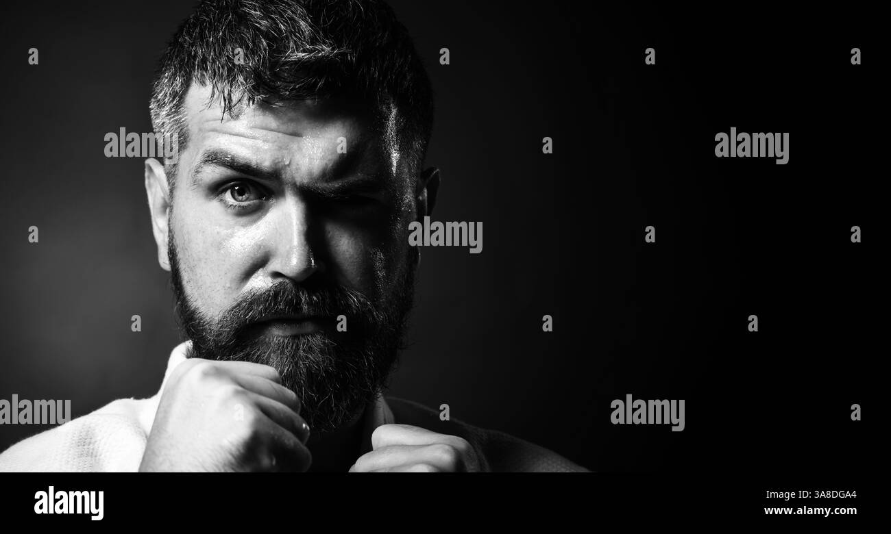 Uomo di Karate in kimono pronto a combattere. Sport e fitness. Forza e motivazione. Maestro di karate maschile in posizione di combattimento all'allenamento di karate Foto Stock
