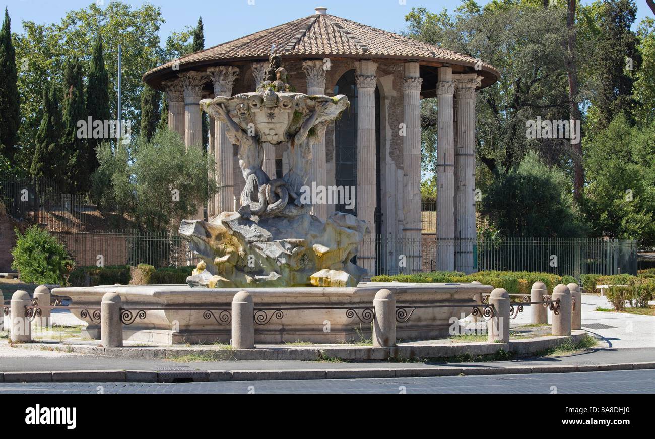 Roma - Tempio di Vesta e Frotuna e fontana Fontana dei Tritoni in Piazza di bocca della Verita Foto Stock