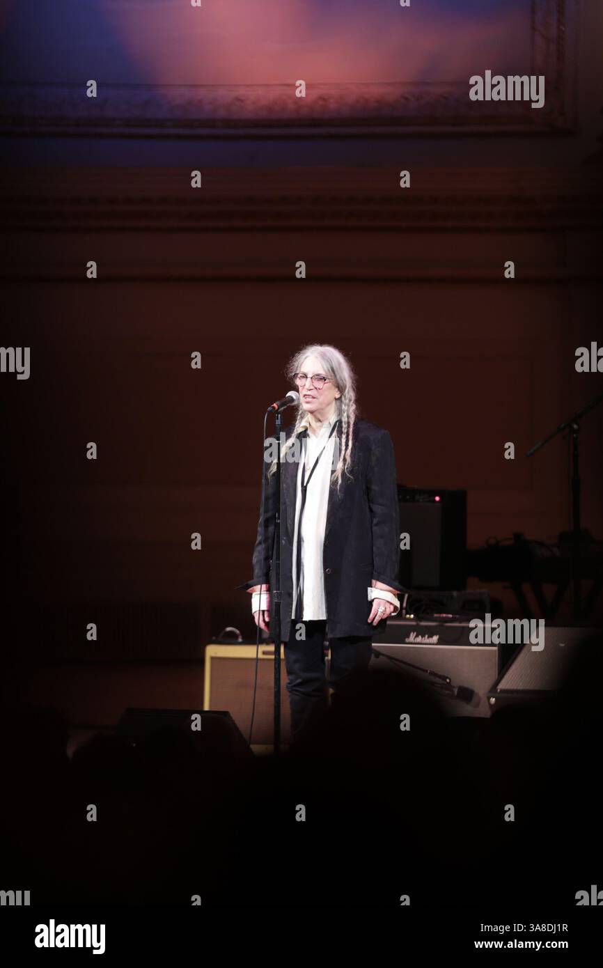 NEW YORK, NEW YORK - 26 MARZO 2025: Patti Smith è salito sul palco alla Carnegie Hall for People Have the Power: A Celebration of Patti Smith, un elettrizzante tributo al leggendario artista. L'evento, presentato da Michael Dorf, ha onorato il profondo impatto di Smith sulla musica, la poesia e l'attivismo, riunendo una formazione all-star per eseguire le sue canzoni più iconiche. (Foto: Giada Papini Rampelotto/EuropaNewswire). Foto Stock