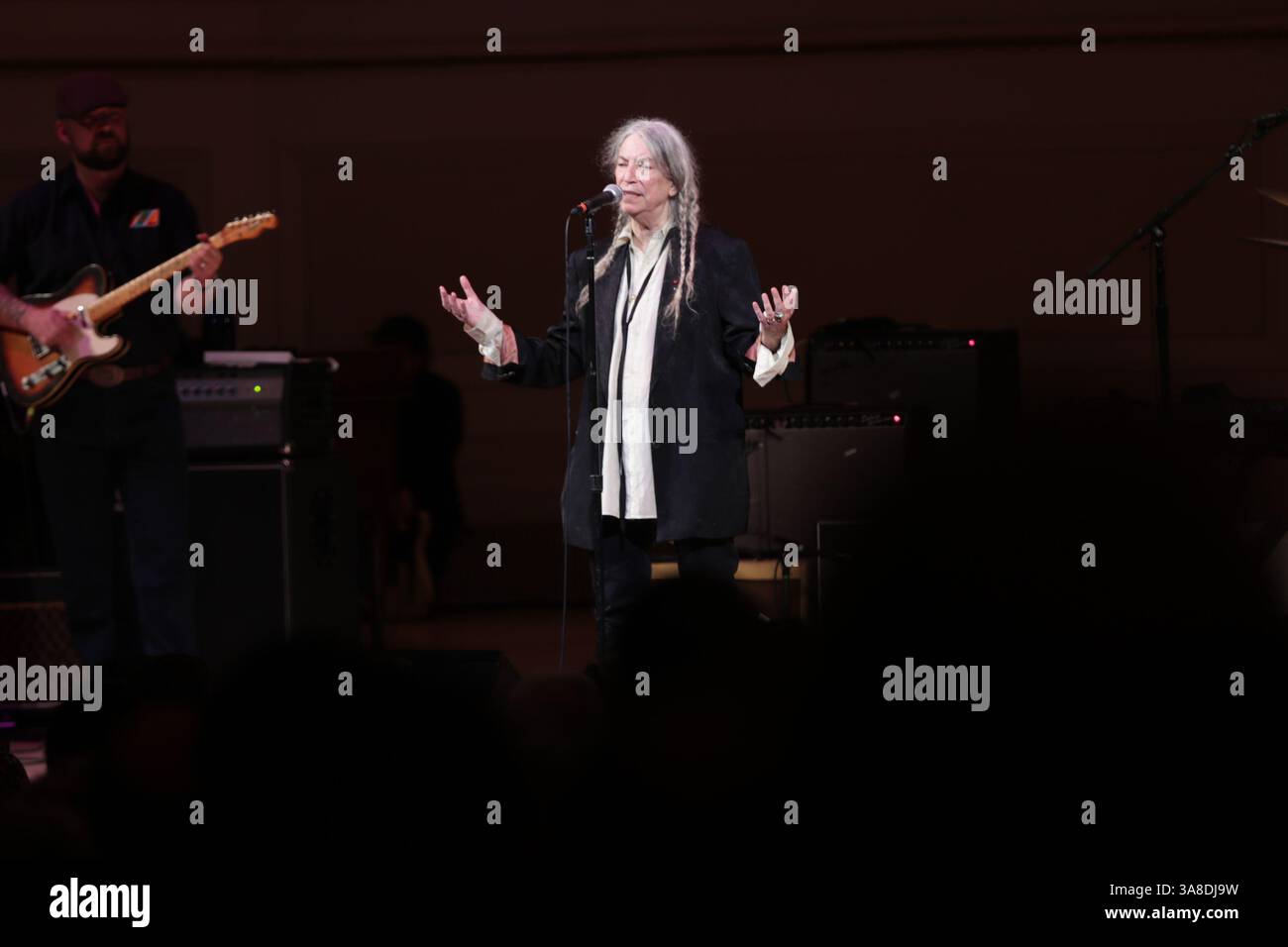 NEW YORK, NEW YORK - 26 MARZO 2025: Patti Smith è salito sul palco alla Carnegie Hall for People Have the Power: A Celebration of Patti Smith, un elettrizzante tributo al leggendario artista. L'evento, presentato da Michael Dorf, ha onorato il profondo impatto di Smith sulla musica, la poesia e l'attivismo, riunendo una formazione all-star per eseguire le sue canzoni più iconiche. (Foto: Giada Papini Rampelotto/EuropaNewswire). Foto Stock