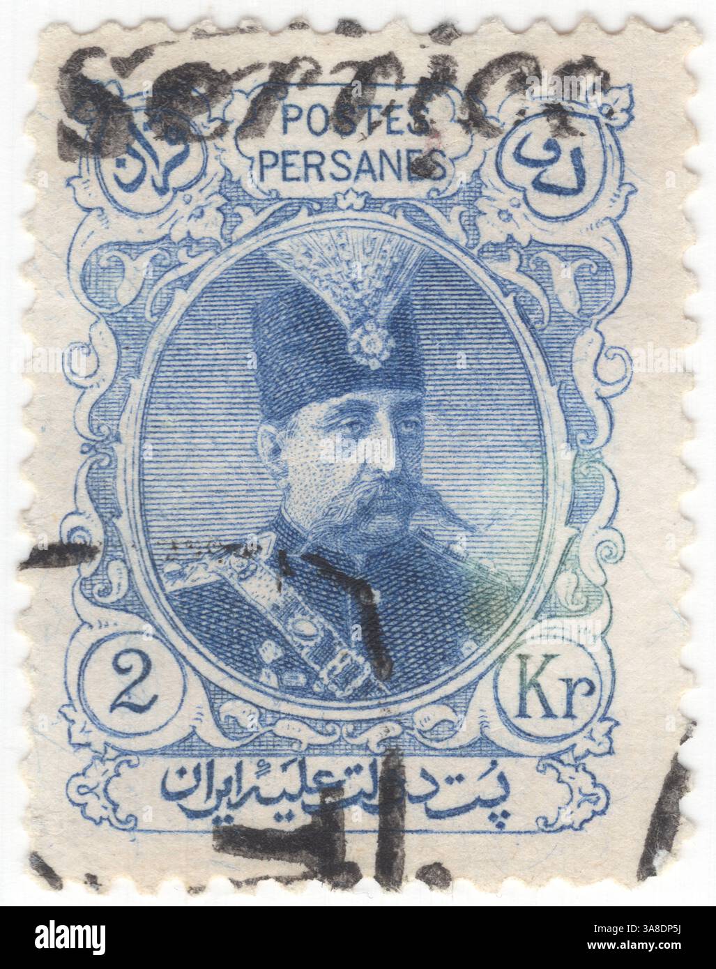 IRAN - 1903: 2 kran ultramarine francobollo ufficiale raffigurante il ritratto di Muzaffar (Mozaffar) ad-DIN Shah in uniforme militare, servizio sovrastampato. Fu il quinto scià Qajar dell'Iran, regnando dal 1896 fino alla sua morte nel 1907. È spesso accreditato con la creazione della Costituzione persiana del 1906, che approvò in uno dei suoi atti finali come shah un santuario Foto Stock