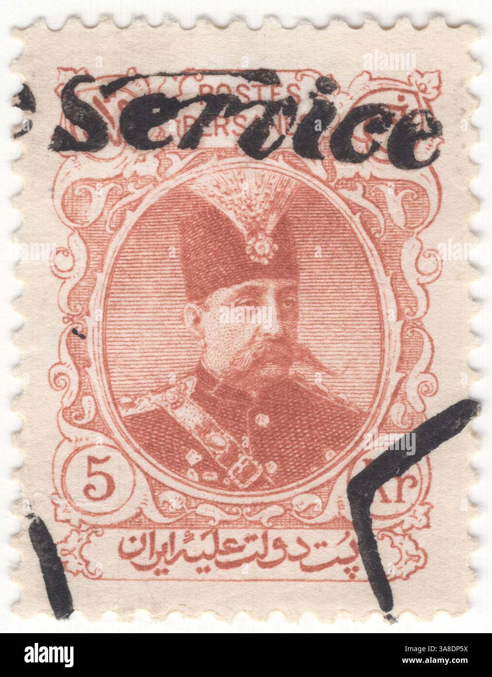 IRAN - 1903: 5 kran arancio-marrone francobollo ufficiale raffigurante il ritratto di Muzaffar (Mozaffar) ad-DIN Shah in uniforme militare, servizio sovrastampato. Fu il quinto scià Qajar dell'Iran, regnando dal 1896 fino alla sua morte nel 1907. È spesso accreditato con la creazione della Costituzione persiana del 1906, che approvò in uno dei suoi atti finali come shah un santuario Foto Stock