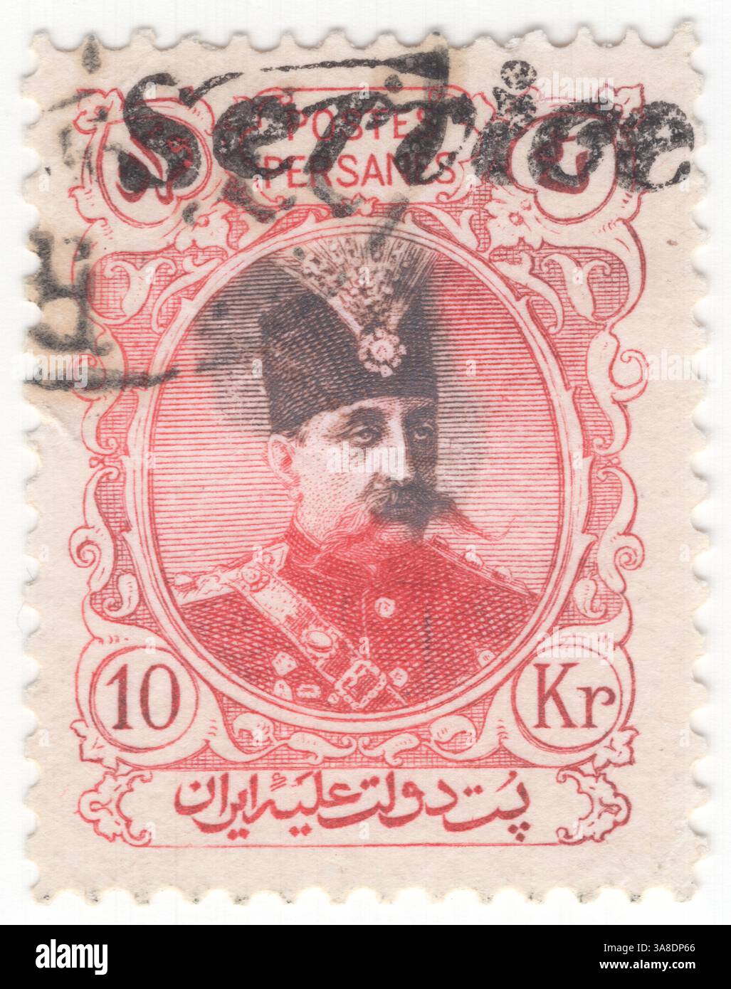 IRAN - 1903: 10 kran rosso rosa timbro ufficiale raffigurante il ritratto di Muzaffar (Mozaffar) ad-DIN Shah in uniforme militare, servizio sovrastampato. Fu il quinto scià Qajar dell'Iran, regnando dal 1896 fino alla sua morte nel 1907. È spesso accreditato con la creazione della Costituzione persiana del 1906, che approvò in uno dei suoi atti finali come shah un santuario Foto Stock