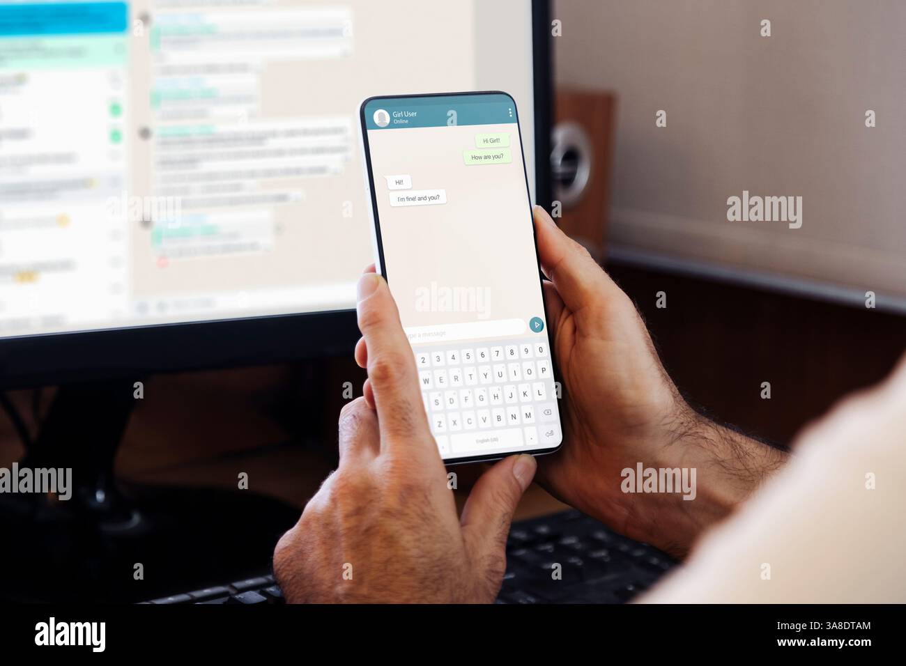 Uomo che mostra un telefono in mano e chatta app sullo schermo dello smartphone. Tecnologia di comunicazione, applicazione. Foto Stock