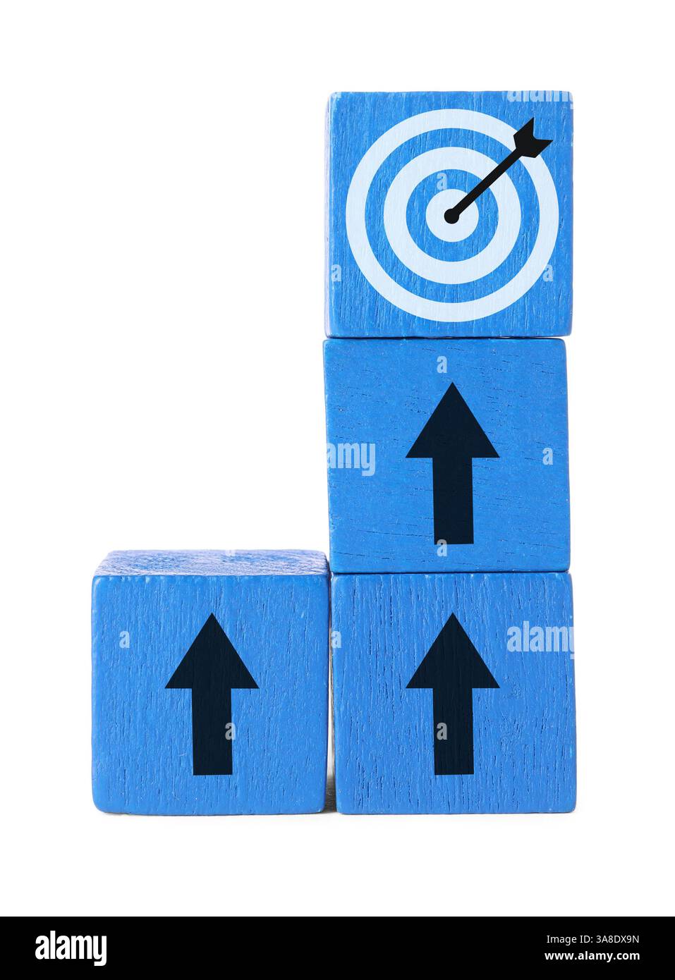 Targeting. Cubi impilati con frecce che puntano verso uno con un mirino sulla parte superiore su sfondo bianco Foto Stock Targeting. Cubi impilati con frecce che puntano verso uno con un mirino sulla parte superiore su sfondo bianco Foto Stock