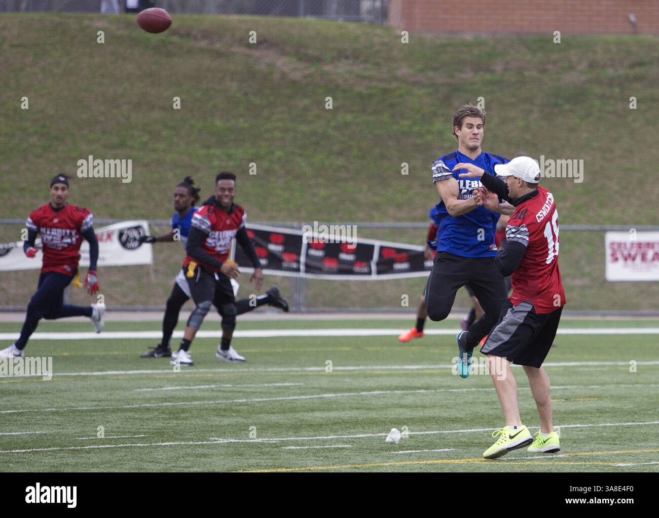 4 febbraio 2017 - Katy, Texas, U. S - il quarterback dei Washington Redskins KIRK COUSINS tenta un passaggio mentre viene spinto dalla stella UFC e dal figlio preferito di Katy, SAGE NORTHCUTT durante la partita, Super Bowl 51 - 16th Annual Celebrity Flag Football Challenge, Rhodes Stadium, 4 febbraio 2017, Katy TX. Red Team Captain KIRK COUSINS perderà per il secondo anno consecutivo contro la squadra Blue di DOUG FLUTIE per un punteggio finale di 40-35. (Immagine di credito: © Scott M Foley via ZUMA Wire) Foto Stock