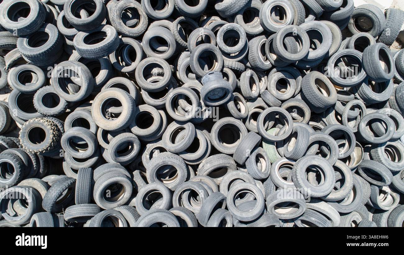 Un mucchio di vecchi pneumatici di varie dimensioni Foto Stock
