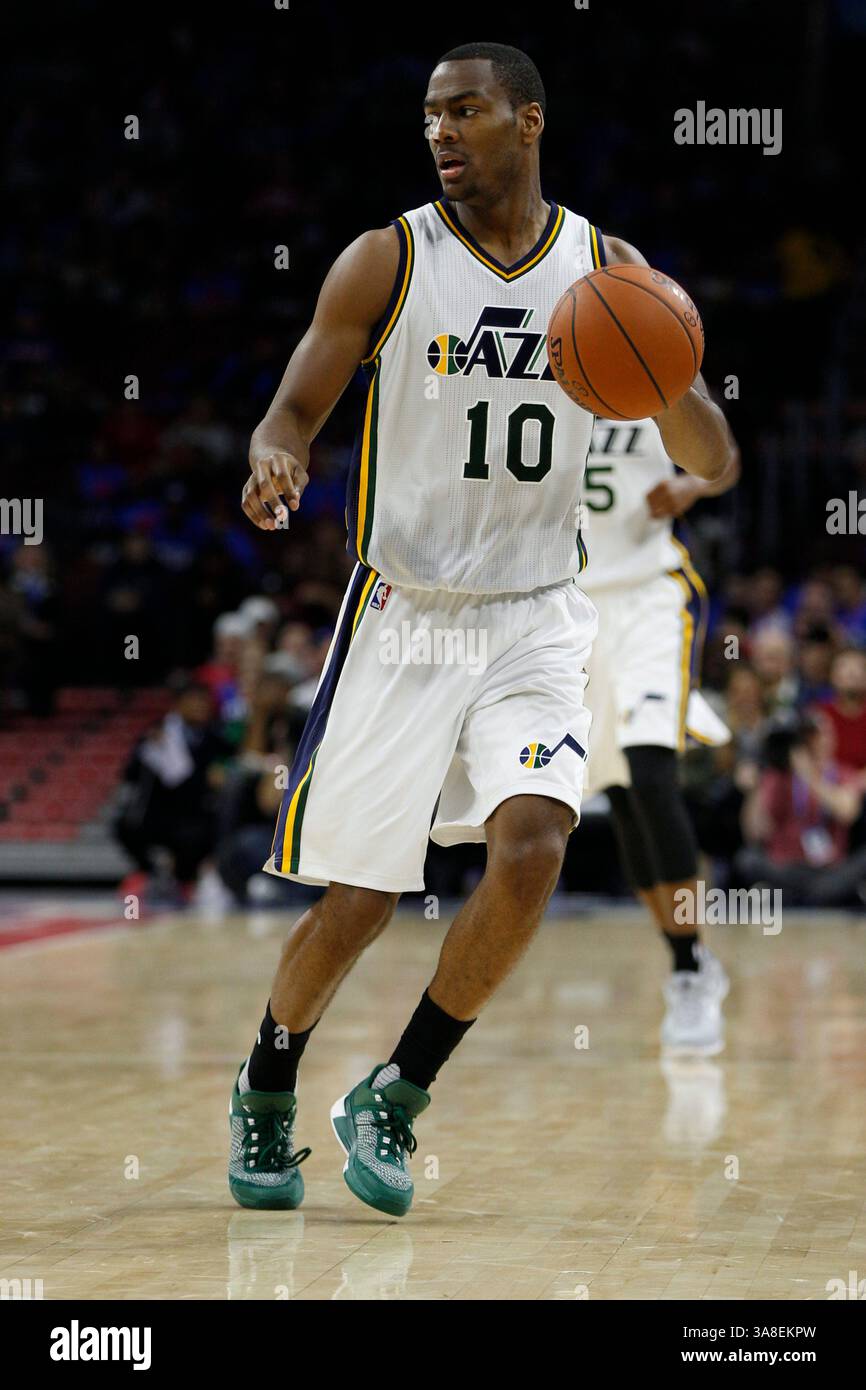 30 ottobre 2015: La guardia degli Utah Jazz Alec Burks (10) in azione durante la partita NBA tra gli Utah Jazz e i Philadelphia 76ers al Wells Fargo Center di Philadelphia, Pennsylvania. Gli Utah Jazz hanno vinto 99-71. Christopher Szagola/CSM(immagine di credito: © Christopher Szagola/CSM via ZUMA Wire) Foto Stock