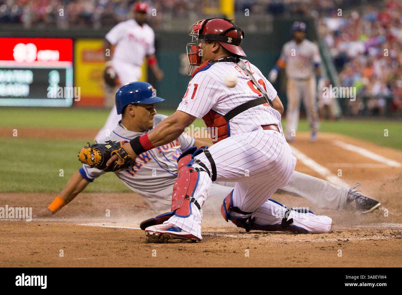 16 luglio 2016: Il ricevitore dei Philadelphia Phillies Carlos Ruiz (51) non è in grado di prendere il lancio in arrivo mentre Juan Lagares (12), centro dei New York Mets, scivola in casa per un passaggio durante la partita MLB tra i New York Mets e i Philadelphia Phillies al Citizens Bank Park di Philadelphia, Pennsylvania. Christopher Szagola/CSM(immagine di credito: © Christopher Szagola/CSM via ZUMA Wire) Foto Stock