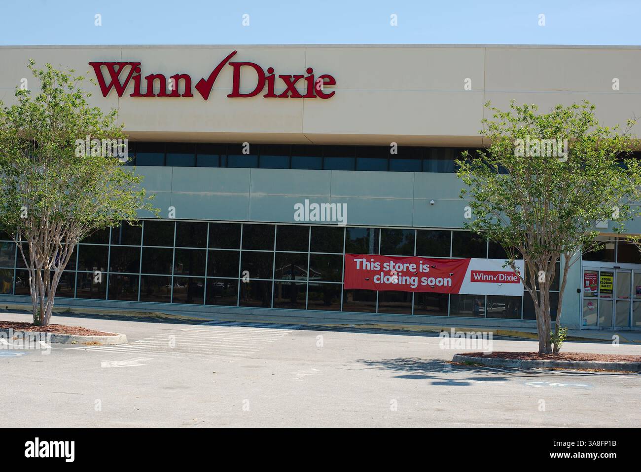 Solo per uso editoriale, 27 marzo 2025. St. Petersburg, Florida, Stati Uniti, negozio di alimentari Winn-Dixie con il banner "questo negozio chiuderà presto". Il banner lo indica Foto Stock
