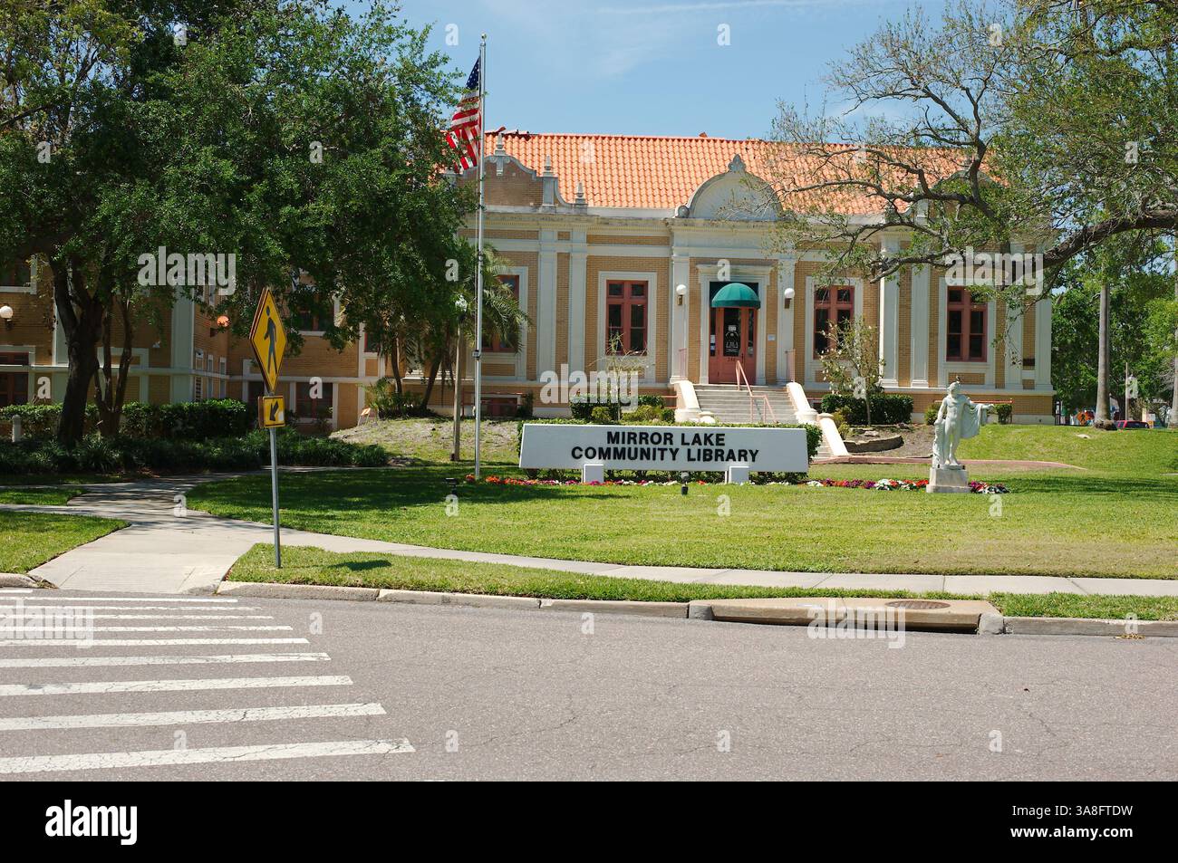 Solo per uso editoriale St. Petersburg, FL, USA, 27 marzo 2025. Mirror Lake Community Library. Edificio storico in stile architettonico Beaux Arts. Sup Foto Stock
