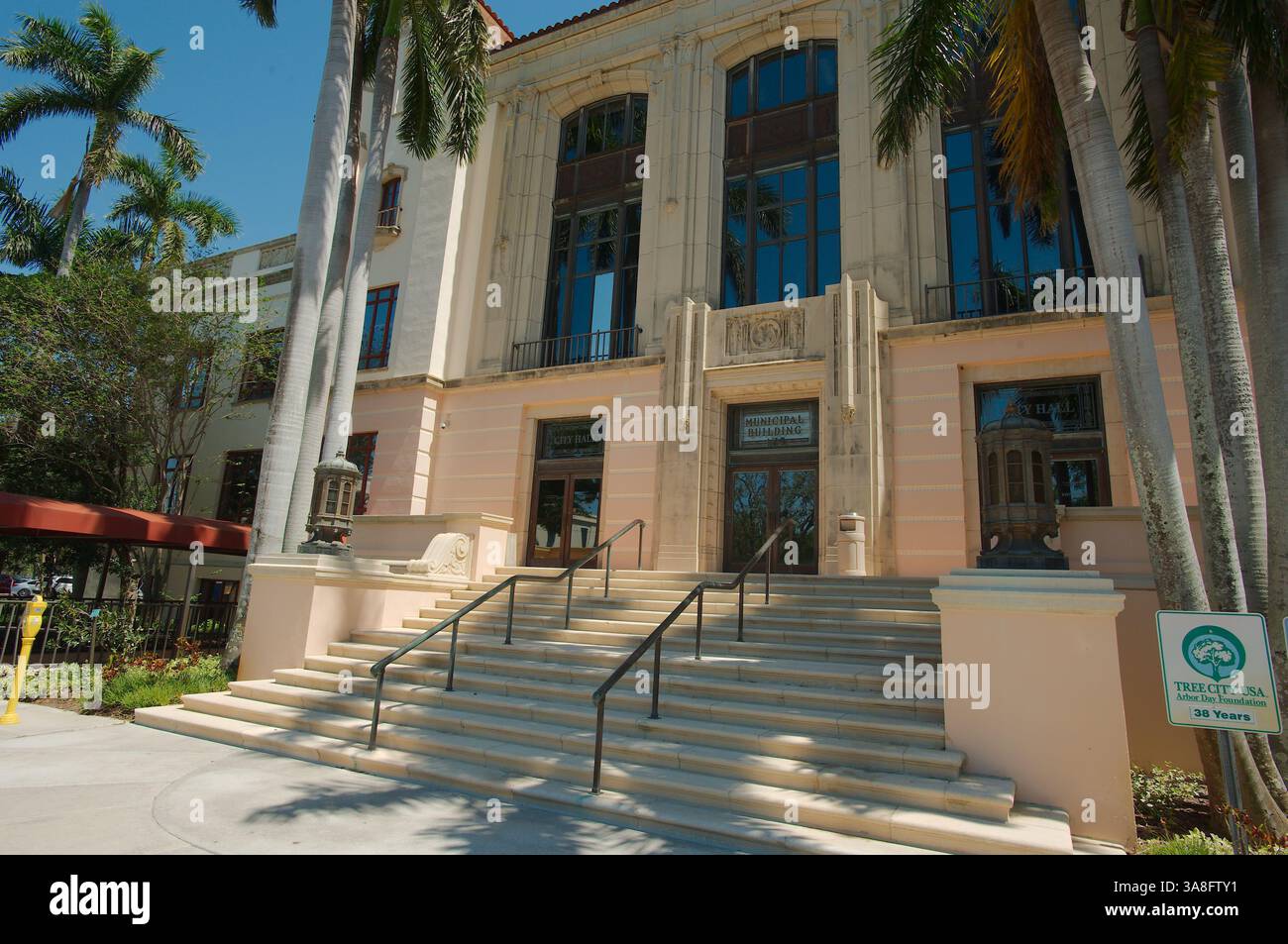 Solo per uso editoriale, 27 marzo 2025. St. Petersburg, Florida, Stati Uniti. Ampia vista sulla 5th Street N su per le scale dalla strada fino all'edificio municipale del Municipio Foto Stock