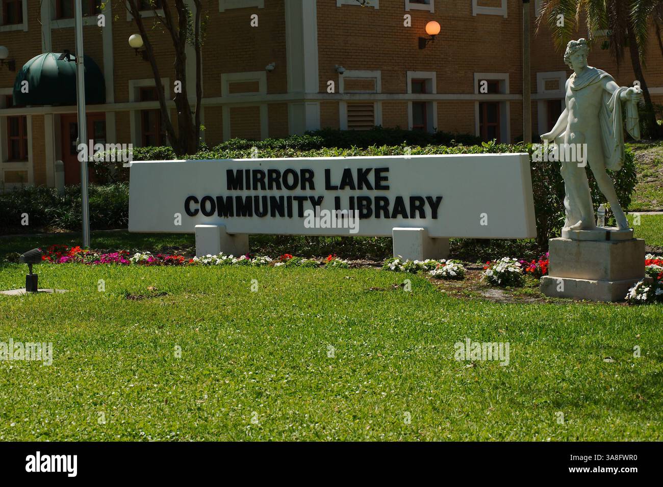 Solo per uso editoriale St. Petersburg, FL, USA, 27 marzo 2025. Mirror Lake Community Library. Edificio storico in stile architettonico Beaux Arts. Sup Foto Stock