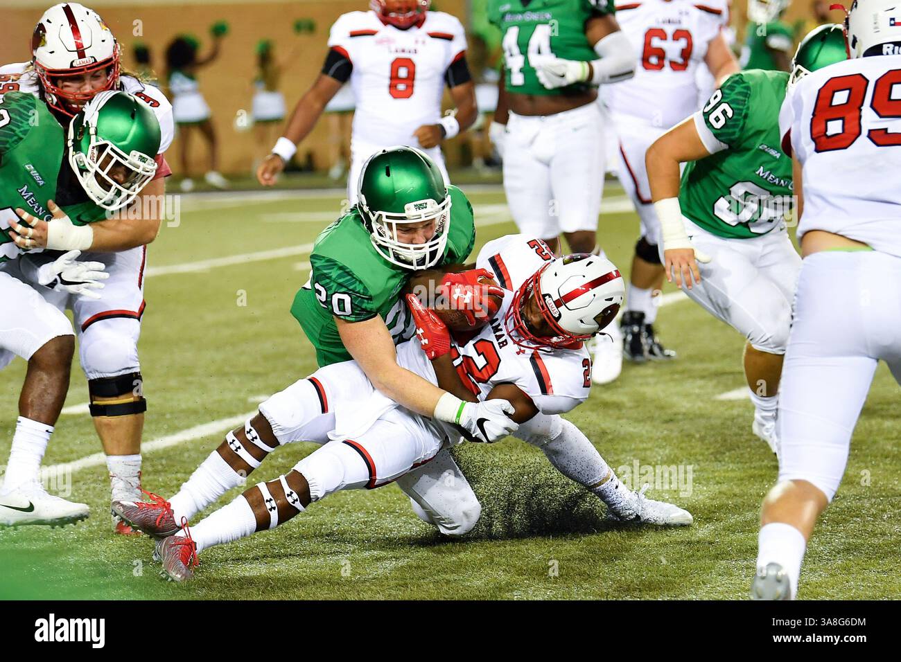 2 Settembre 2017: .Lamar Cardinali running back Myles Wanza (22) porta la palla come nord Texas verde medio linebacker William LeMasters (20) affronta a corto di un primo verso il basso durante un NCAA Football gioco tra il Lamar cardinali e il nord Texas Mean-Green aquile presso lo stadio di Apogee in Denton, Texas. Manny Flores/CSM Foto Stock