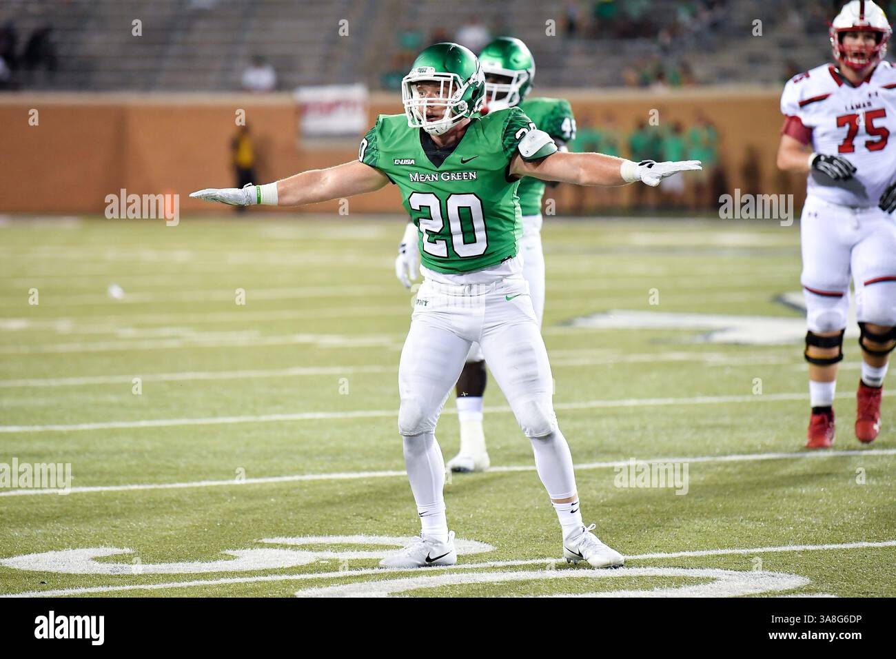 2 Settembre 2017: .Lamar Cardinali running back Myles Wanza (22) porta la palla come nord Texas verde medio linebacker William LeMasters (20) affronta a corto di un primo verso il basso durante un NCAA Football gioco tra il Lamar cardinali e il nord Texas Mean-Green aquile presso lo stadio di Apogee in Denton, Texas. Manny Flores/CSM Foto Stock