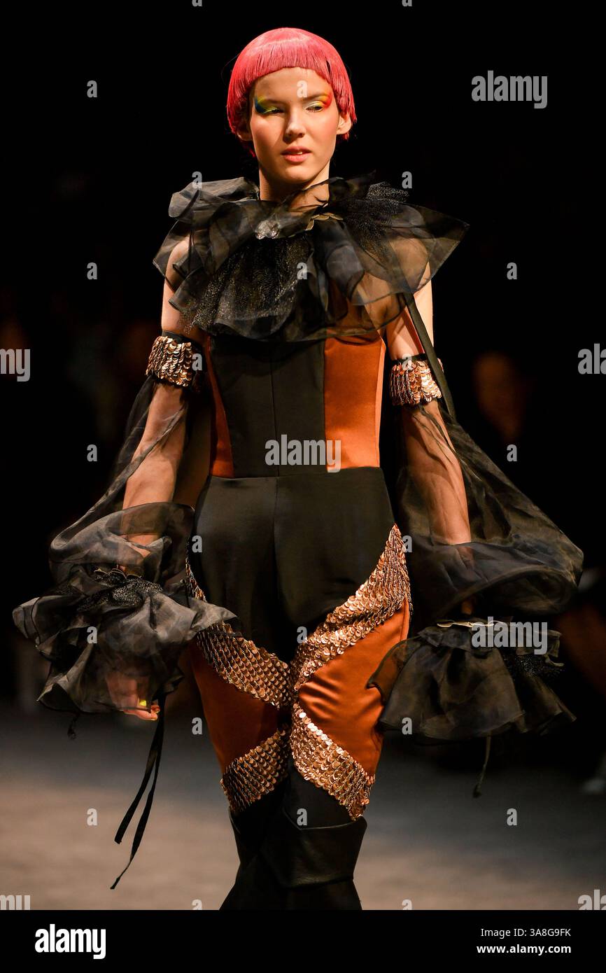7 settembre 2017 - Melbourne, Victoria, Australia - sfilate di design della studentessa Sophie Rodriguez durante la Melbourne Fashion Week a Melbourne, Australia (immagine di credito: © Sydney Low via ZUMA Wire) Foto Stock
