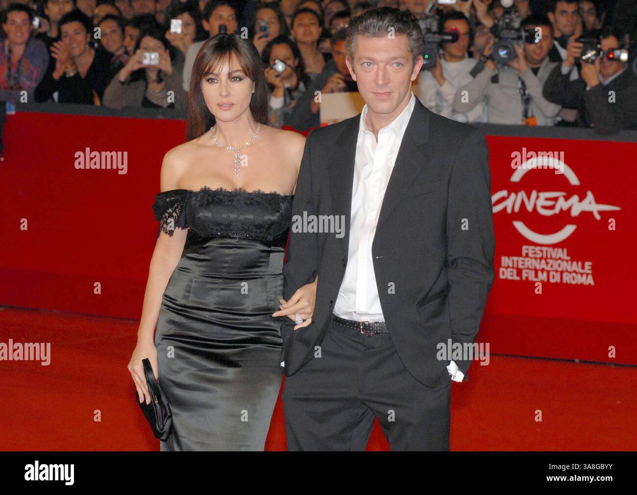 24 ottobre 2008 - Roma, Italia, Stati Uniti - 23 ottobre 2008 - Roma, Italia - Monica Bellucci e marito attore Vincent Cassel. Proiezione di The Man Who Loves durante il 3° Festival Internazionale del Cinema di Roma, tenutosi presso l'Auditorium Parco della musica. Foto: Mattoni/Marka/AdMedia. Foto Stock