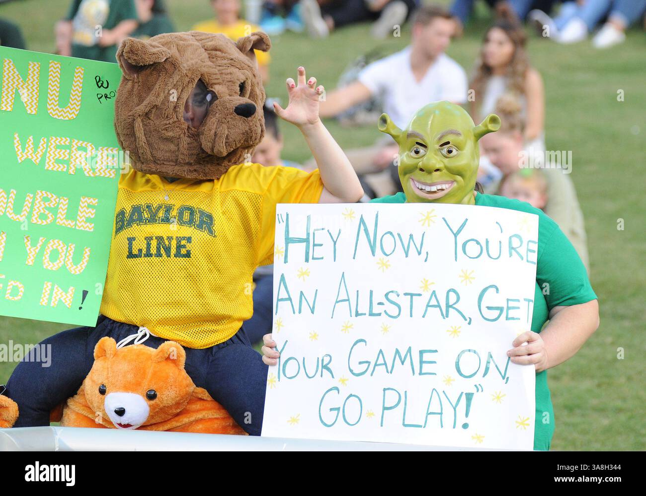 9 settembre 2017: Tifosi dei Baylor Bears durante la partita di football NCAA tra i Baylor Bears e gli UTSA Roadrunners al McLane Stadium di Waco, Texas. Matthew Lynch/CSM(immagine di credito: &Copy; Matthew Lynch/CSM tramite filo ZUMA) Foto Stock