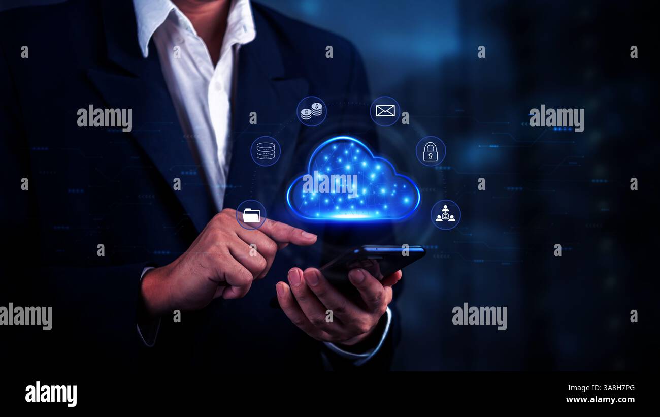 uomo d'affari che utilizza uno smartphone per interagire con un'interfaccia cloud digitale, il cloud computing e l'archiviazione dei dati. condivisione dei dati nelle operazioni aziendali. scavo Foto Stock