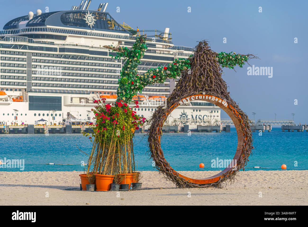 Sir Bani Yas Island, Emirati Arabi Uniti - 18 gennaio 2024, vista dell'area fotografica, dello spazio pubblico, sullo sfondo della nave da crociera MSC Virtuosa, ingegno Foto Stock