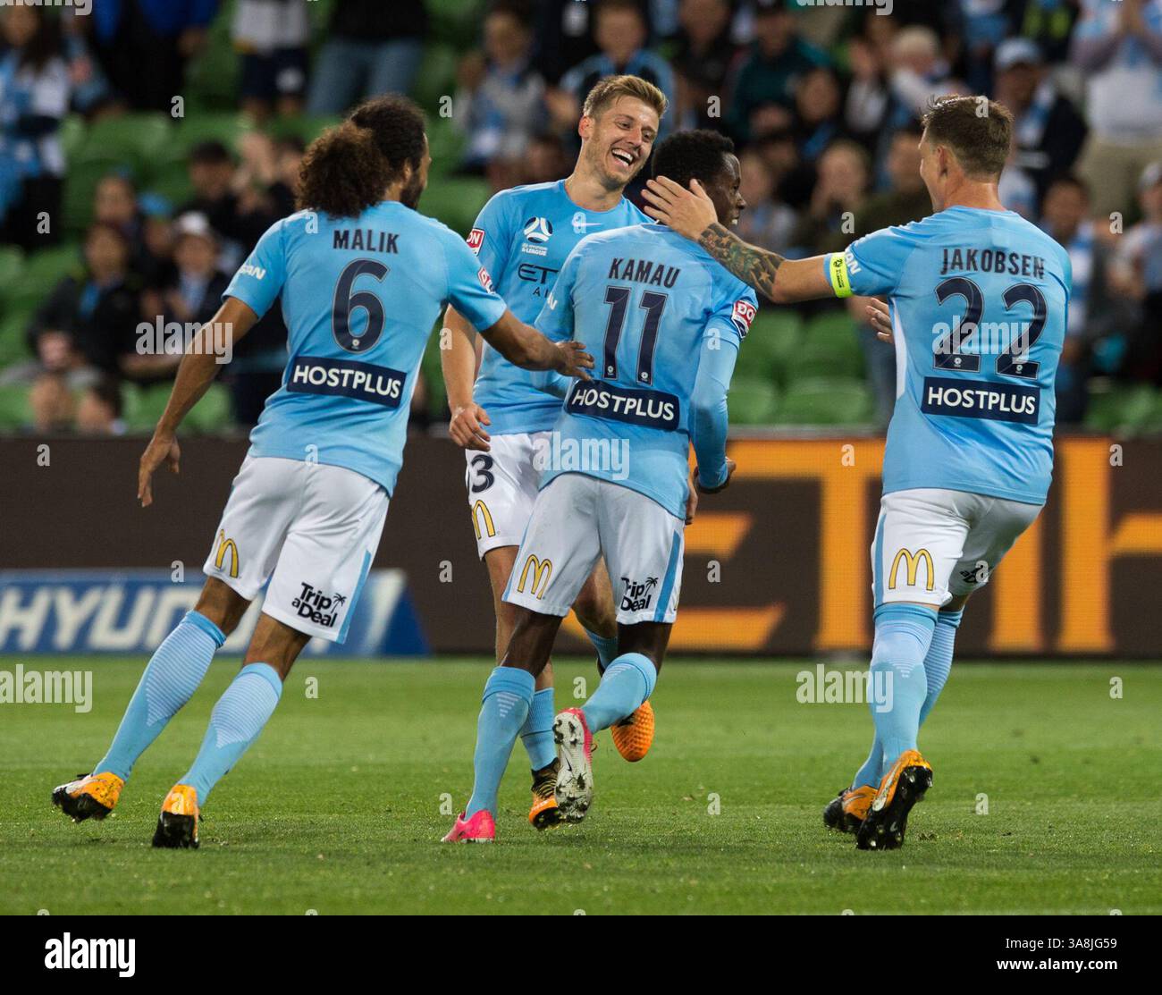 6 ottobre 2017 - Melbourne, Victoria, Australia - Melbourne, Victoria, Australia - Bruce Kamau (#11) di Melbourne City festeggia con i compagni di squadra dopo aver segnato un gol durante la partita del primo turno tra Melbourne City e Brisbane Roar all'AAMI Park di Melbourne, Australia, durante la stagione australiana A-League 2017/2018. (Immagine di credito: © Theo Karanikos tramite filo ZUMA) Foto Stock