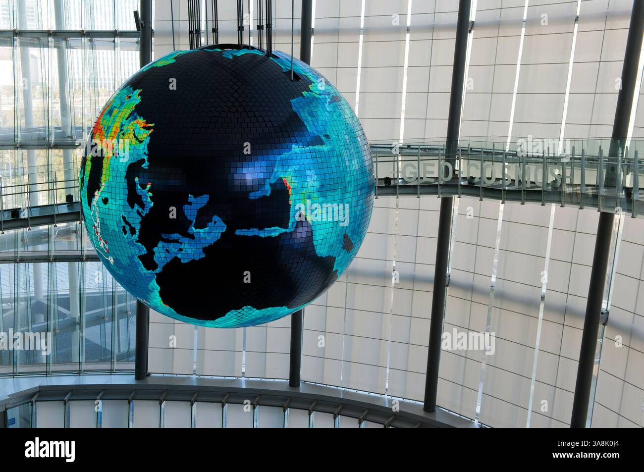 Geo-Cosmos Globe presso il Miraikan Museum of Emerging Science and Innovation fornisce lo status di satellite in continua evoluzione del pianeta Terra, Tokyo, Giappone. Foto Stock