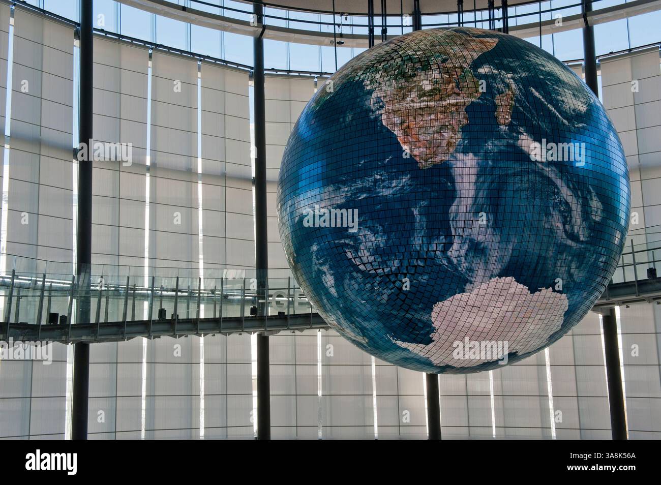 Geo-Cosmos Globe presso il Miraikan Museum of Emerging Science and Innovation fornisce lo status di satellite in continua evoluzione del pianeta Terra, Tokyo, Giappone. Foto Stock