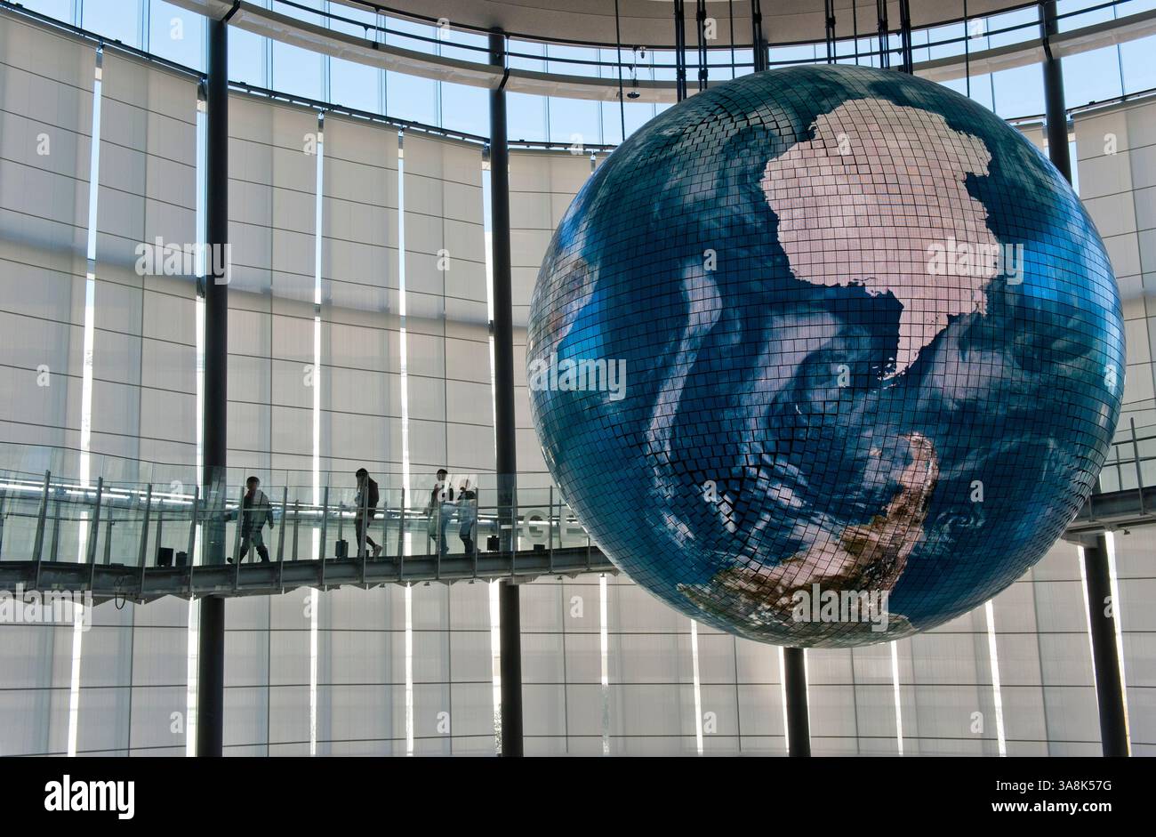 Geo-Cosmos Globe presso il Miraikan Museum of Emerging Science and Innovation fornisce lo status di satellite in continua evoluzione del pianeta Terra, Tokyo, Giappone. Foto Stock