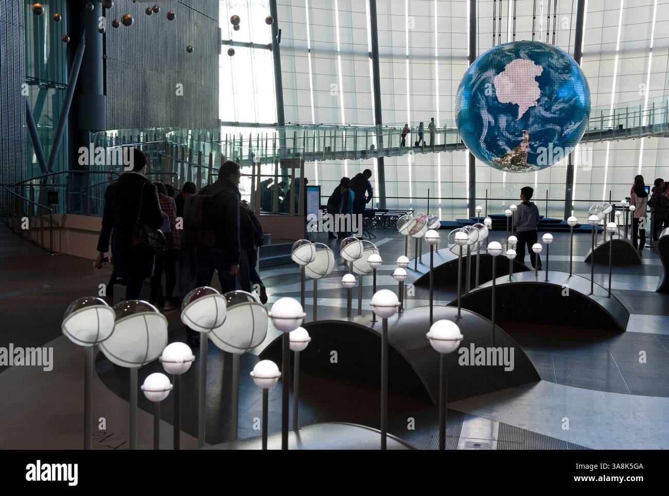 Geo-Cosmos Globe presso il Miraikan Museum of Emerging Science and Innovation fornisce lo status di satellite in continua evoluzione del pianeta Terra, Tokyo, Giappone. Foto Stock